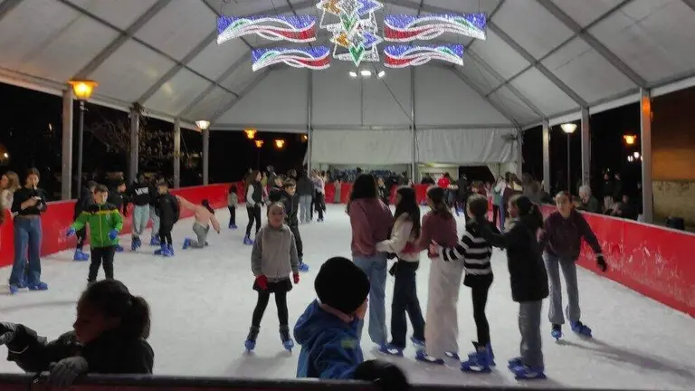 Los j&oacute;venes disfrutan en la pista de hielo de Colindres. Facebook