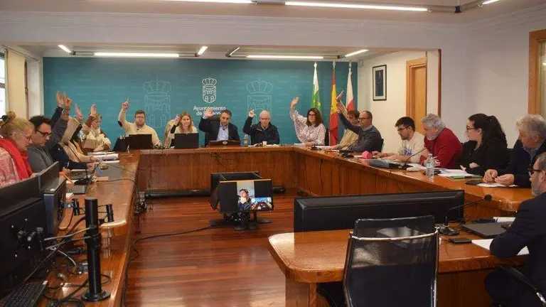 Concejales durante la votaci&oacute;n en el Pleno de Pi&eacute;lagos.