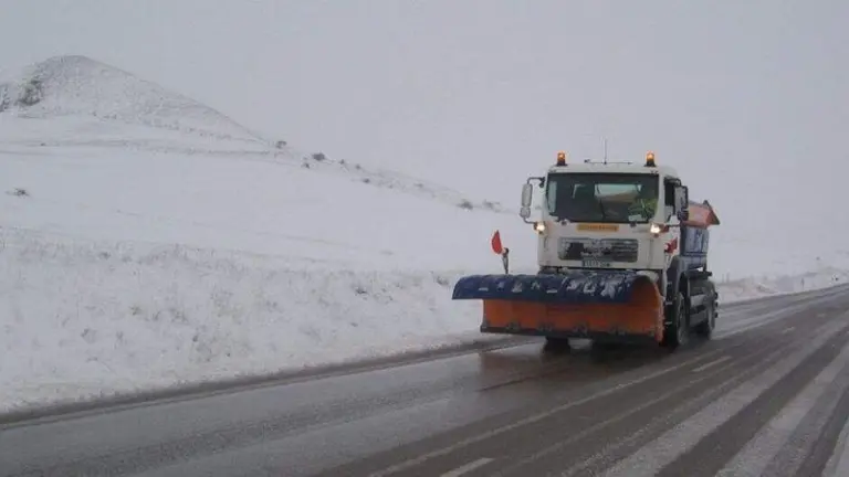 Quitanieves en la carretera.