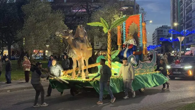 Carroza en la Cabalgata de 2025 por las calles de Laredo. Facebook Ayuntamiento de Laredo