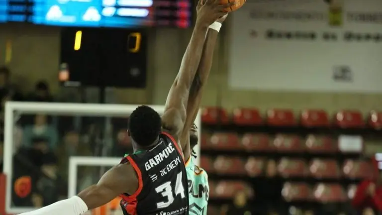 Lucha por el bal&oacute;n.