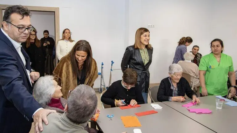 Las autoridades pol&iacute;ticas en la residencia de mayores.