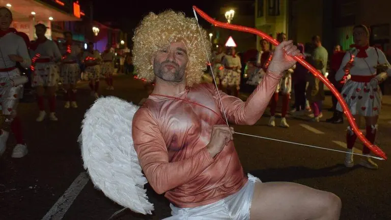 Disfraz de Cupido en el desfile.