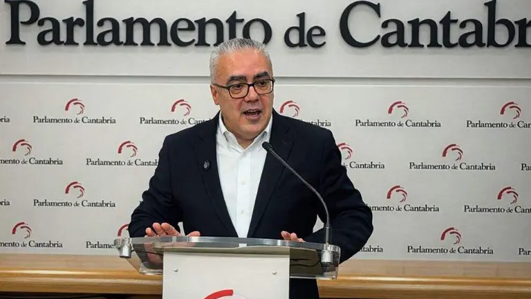 El diputado regional, Pedro Hernando, en rueda de prensa.