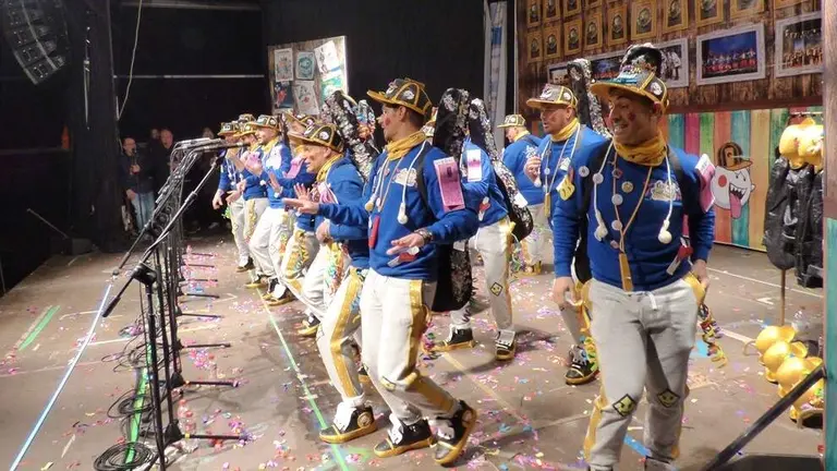 Murga Los Canallas sobre el escenario. R.A.