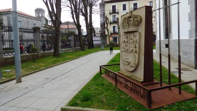 Entrada principal al Ayuntamiento de Santo&ntilde;a. R.A.