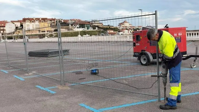 Inicio de las obras del nuevo paseo mar&iacute;timo con zonas ajardinadas y accesos renovados a la playa de Comillas.