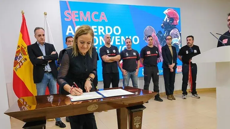 Un momento de la firma del convenio con el Semca y la Consejer&iacute;a de Presidencia.