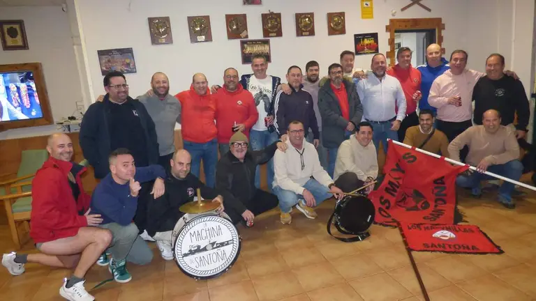 Los Maky's antes de un ensayo en su sede. R.A.