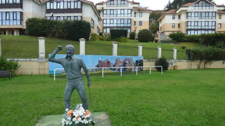 Escultura de Seve Ballesteros en Pedre&ntilde;a que ha desaparecido.
