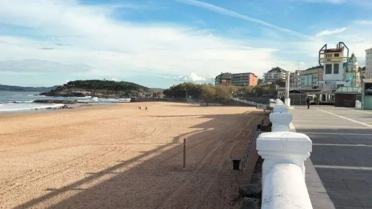 Los hechos sucedieron en la playa en Santander. R.A.