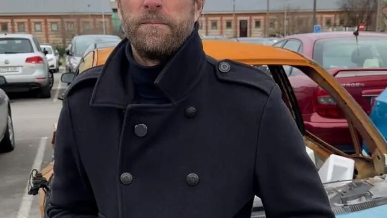 El portavoz del PRC, Felipe Pi&ntilde;a, con uno de los veh&iacute;culos abandonados.