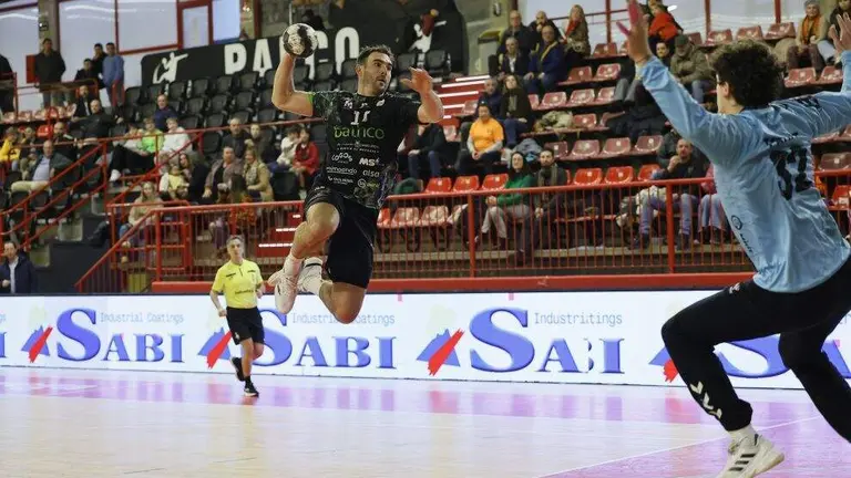 Un momento del partido entre los c&aacute;ntabros y los franceses.