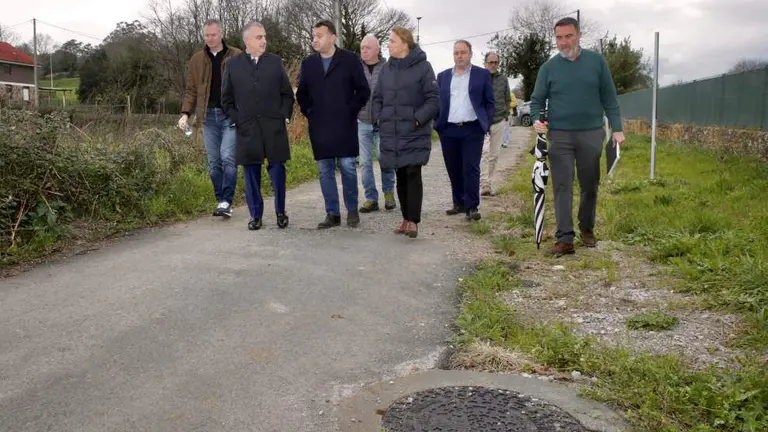Las autoridades pol&iacute;ticas visitan las obras de saneamiento en Marina de Cudeyo.
