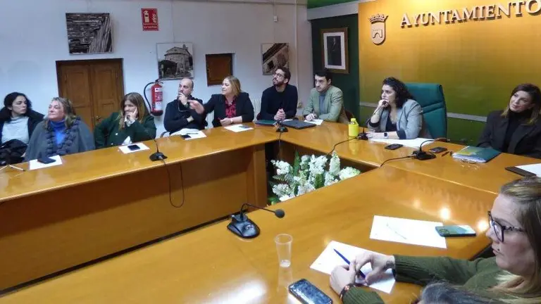 La alcaldesa de Cartes, Lorena Cueto (PP), en el Pleno. R.A.