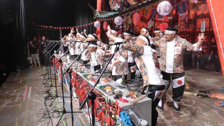 Murga Canallas sobre el escenario. R.A.