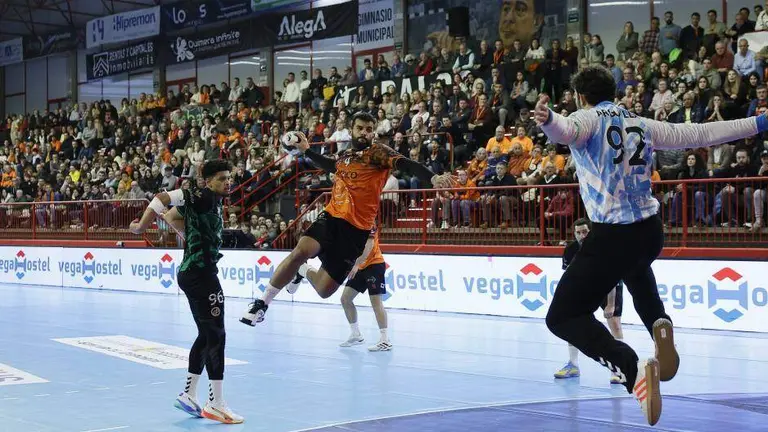 Un momento del partido en el Vicente Trueba.