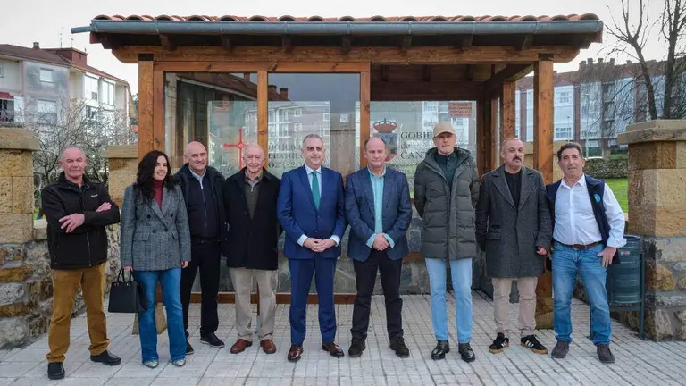 El consejero de Fomento con el equipo de Gobierno de Voto.