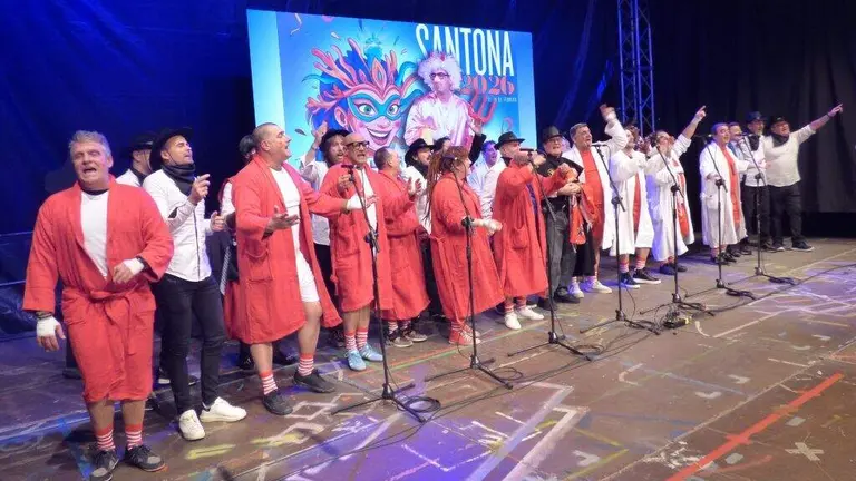 'Los &Uacute;ltimos del Peralvillo' y 'Mamel' volvieron a subir al escenario para cantar. R.A.