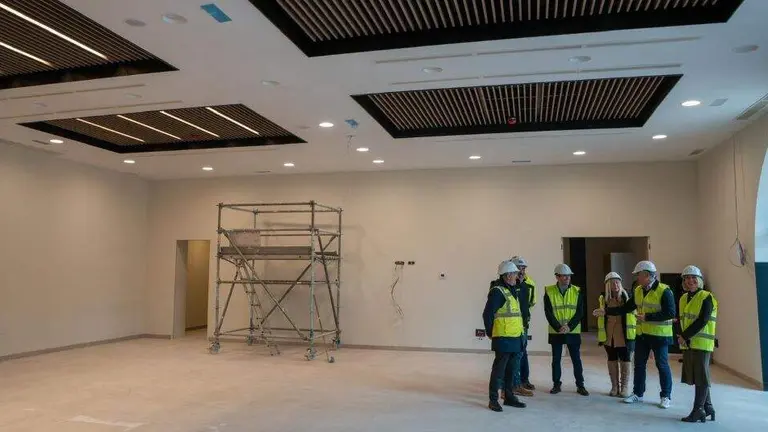 las autoridades pol&iacute;ticas visitan el interior de las instalaciones.