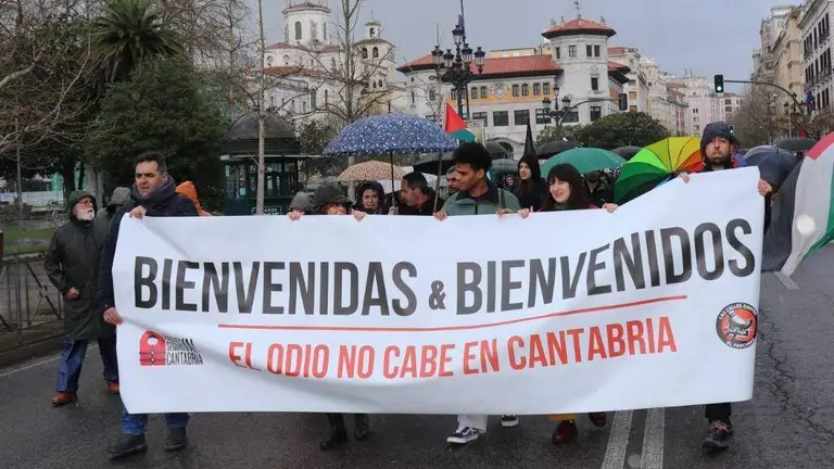 Pancarta en la cabeza de la manifestaci&oacute;n en Santander.