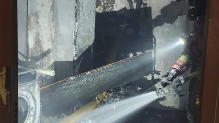 Incendio en el interior de la vivienda.