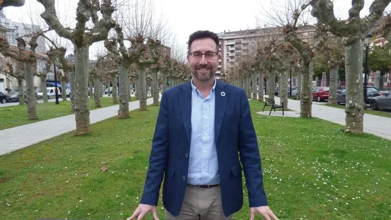 El alcalde de Colindres, Javier Incera, en La Alameda. R.A.