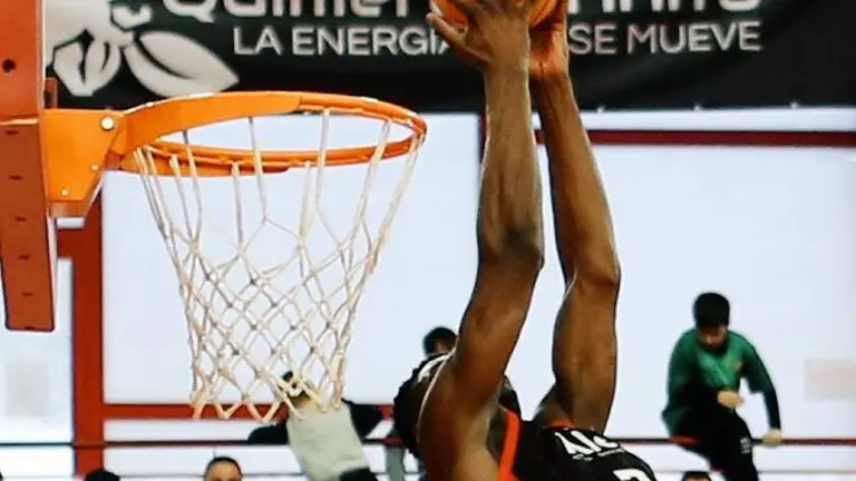 Una jugada en el partido de banloncesto en el pabell&oacute;n Vicente Trueba.