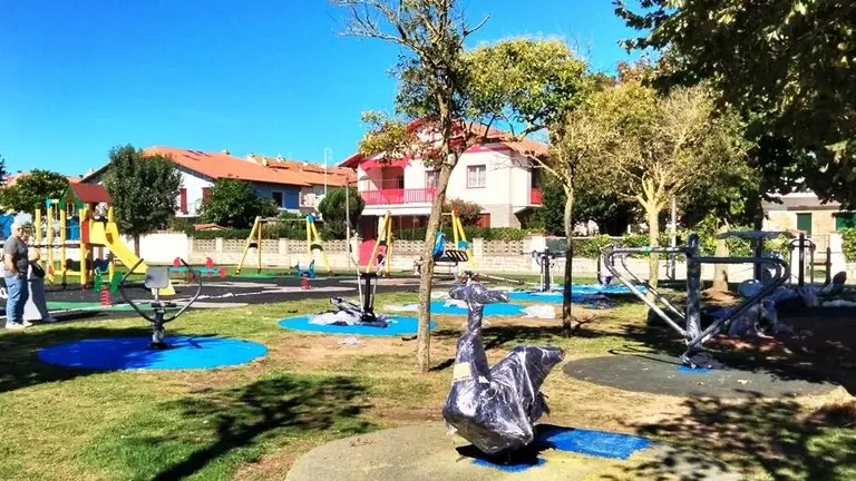 Parque infantil y de mayores en Santo&ntilde;a. R.A.