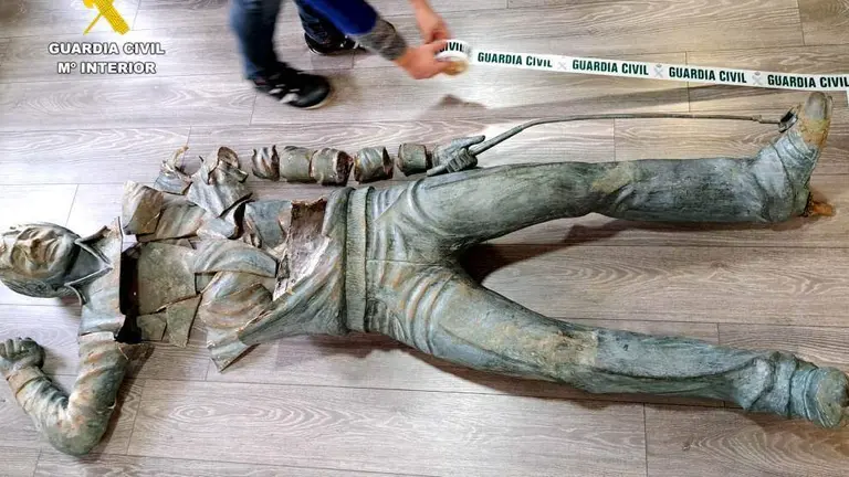 Estado en el que se encontr&oacute; la estatua.