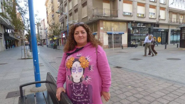 La presidenta de Asanco, PIli Abascal, junto a la Plaza de San Antonio. R.A.