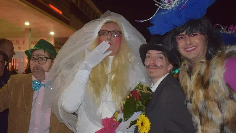 'Hasta que la otra nos separe' en el desfile de Renedo, en Pi&eacute;lagos.