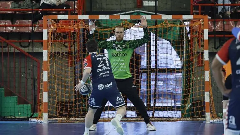 Uno de los penaltis del partido de balonmano.