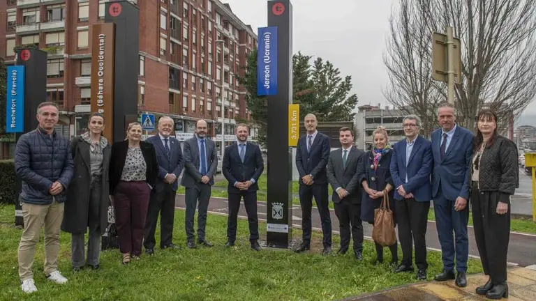 Autoridades pol&iacute;ticas en la colocaci&oacute;n del t&oacute;tem.