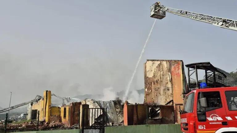 Extinci&oacute;n de incendio por los bomberos.