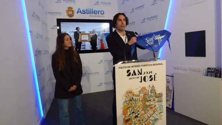 El alcalde Javier Fern&aacute;ndez Sober&oacute;n, y la edil de Festejos, Ana Ca&ntilde;as, en la presentaci&oacute;n de las Fiestas de San Jos&eacute;. R.A.