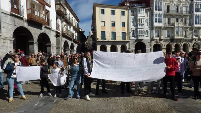 Concentraci&oacute;n contra el centro de Menas en Castro Urdiales. R.A.