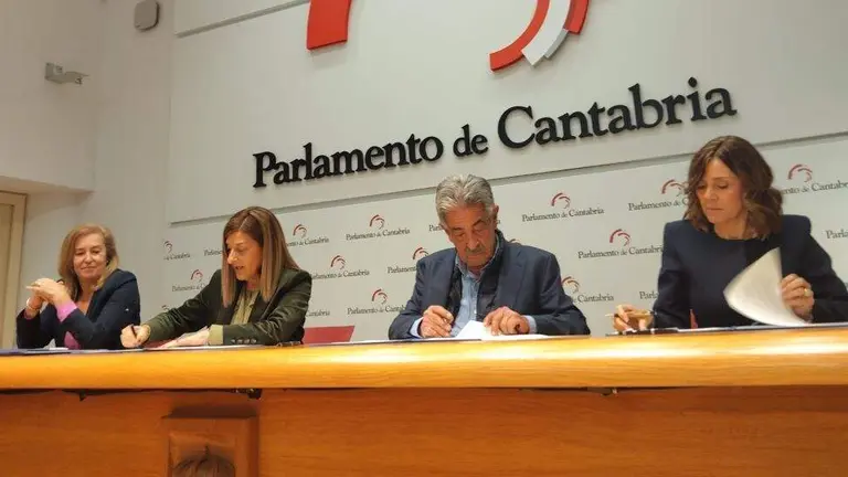 Un momento de la firma del acuerdo para que Cantabria tenga presupuesto en 2026.