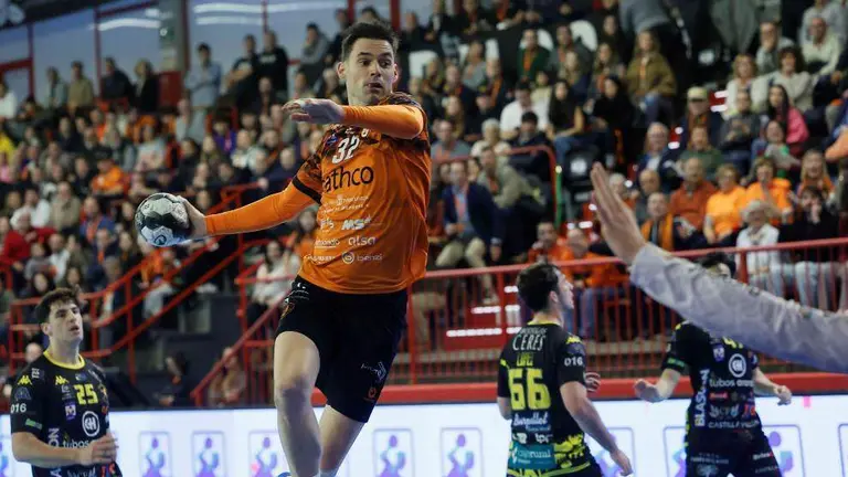 Un momento del encuentro del Bathco BM Torrelavega.