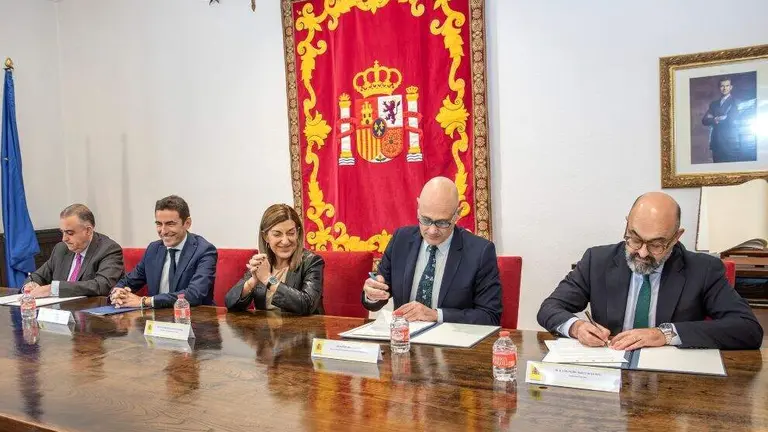 Acto del firma del convenio ferroviario en Los Corrales de Buelna.