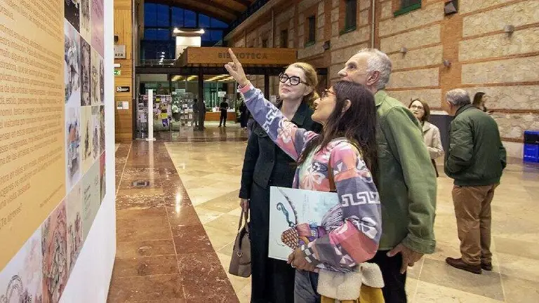 Sonia Pi&ntilde;eiro en la inauguraci&oacute;n de su muestra en Santander.
