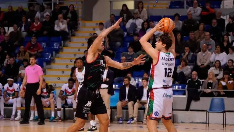 Un momento del partido del Grupo Alega Cantabria.