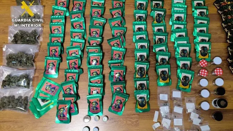 Material incautado por la Guardia Civil en Castro Urdiales.