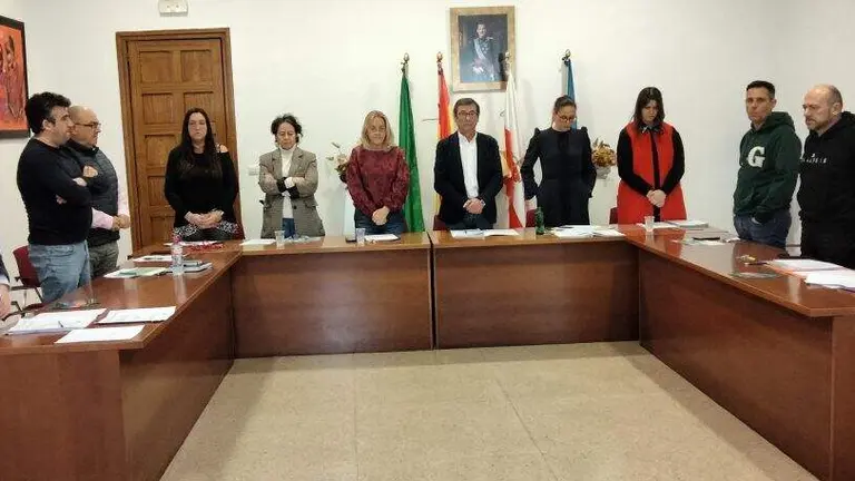 Minuto de silencio en el Pleno de Santa Mar&iacute;a de Cay&oacute;n. R.A.