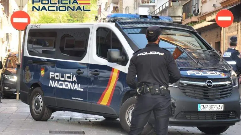 Polic&iacute;a Nacional en Torrelavega.