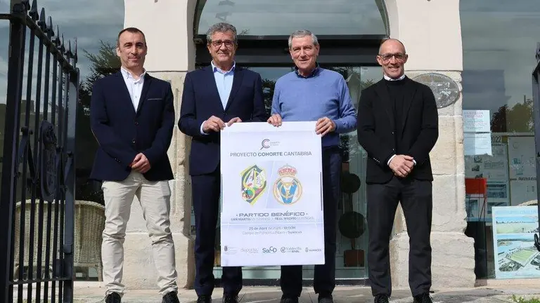 Presentaci&oacute;n del partido ben&eacute;fico en el Consistorio de Suances.