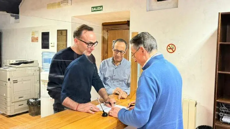 Sergio Balbont&iacute;n presenta la moci&oacute;n de censura en el Ayuntamiento.