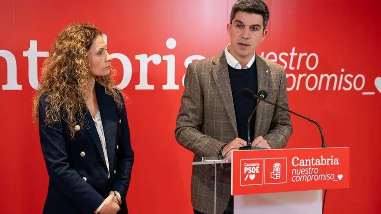 Daniel Fern&aacute;ndez y Aihona Qui&ntilde;on&eacute;s en rueda de prensa.