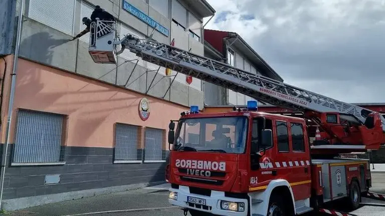 Revisi&oacute;n de la seguridad en la fachada del colegio.