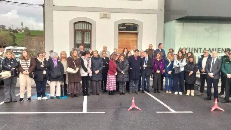 Minuto de silencio en Marina de Cudeyo. R.A.